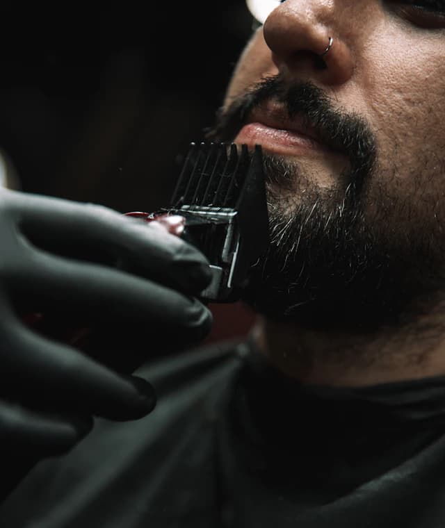 Barba sendo aparada